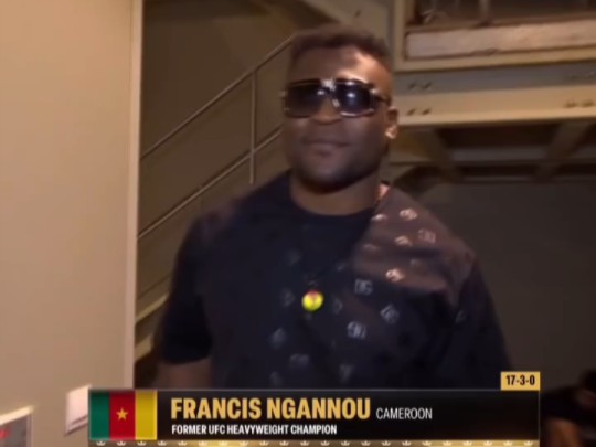 铁血纳干诺和对手费雷拉入场