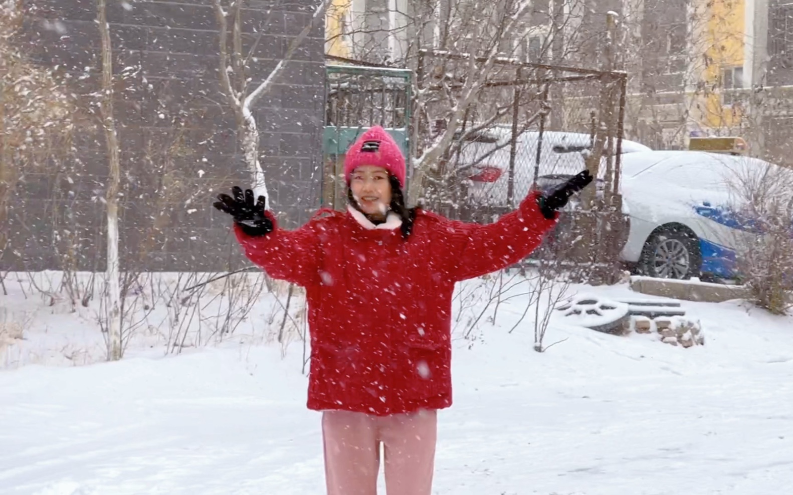 库尔勒下雪啦,南方的朋友羡慕吧!第一次见这么大的雪哔哩哔哩bilibili