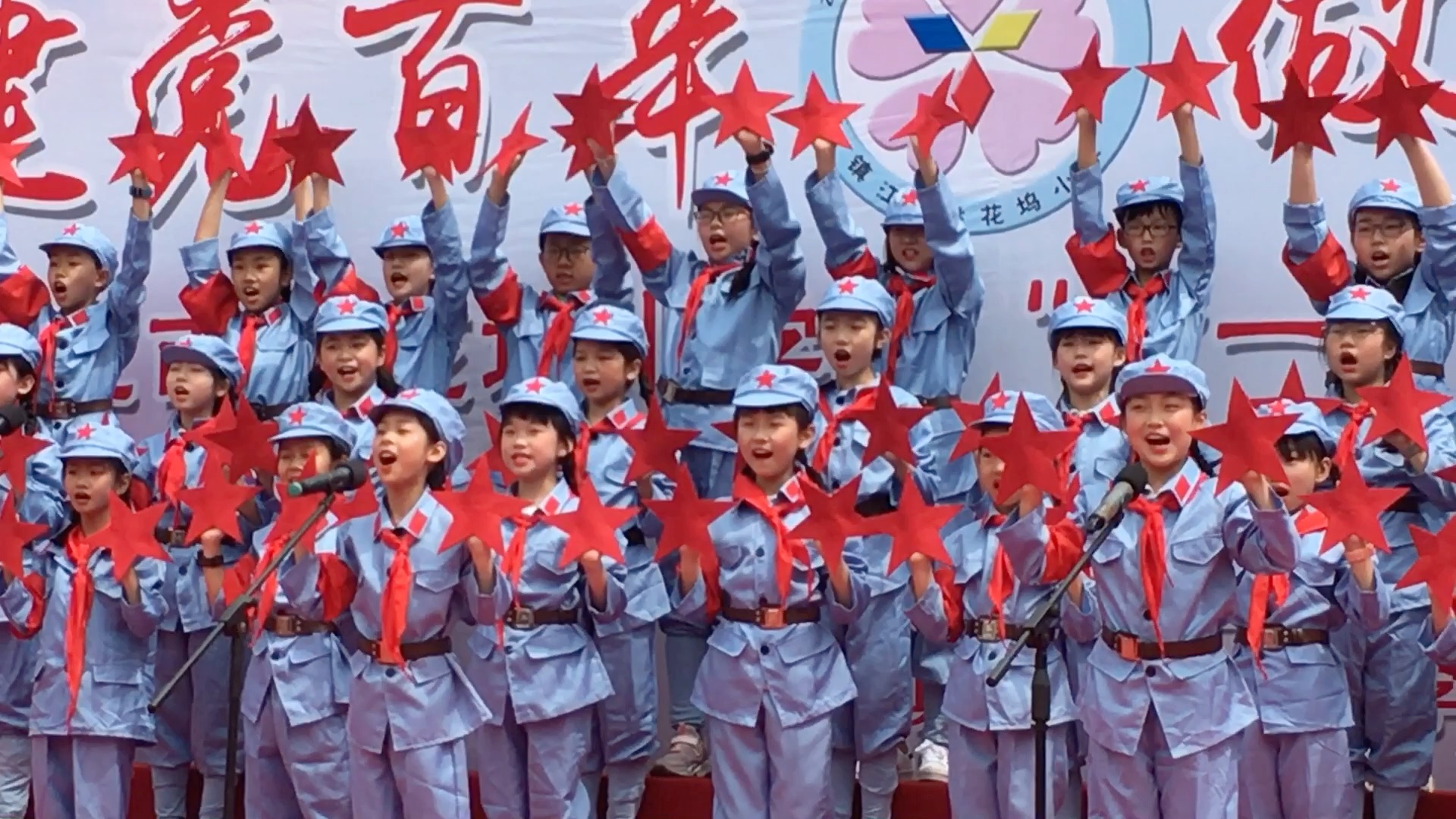 镇江桃花坞小学:从小爷爷跟我说,吃水不忘挖井人!红星闪闪照我去战斗!哔哩哔哩bilibili