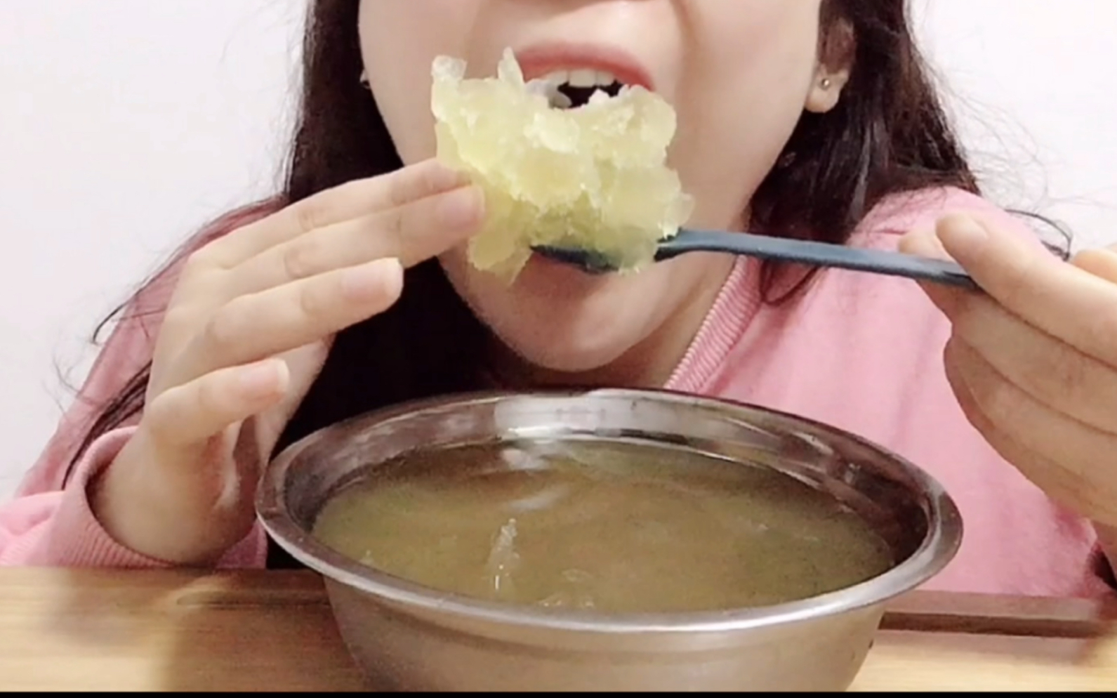 吃苦荞海绵冰有咽水声基本都是这样把海绵冰挖出来的