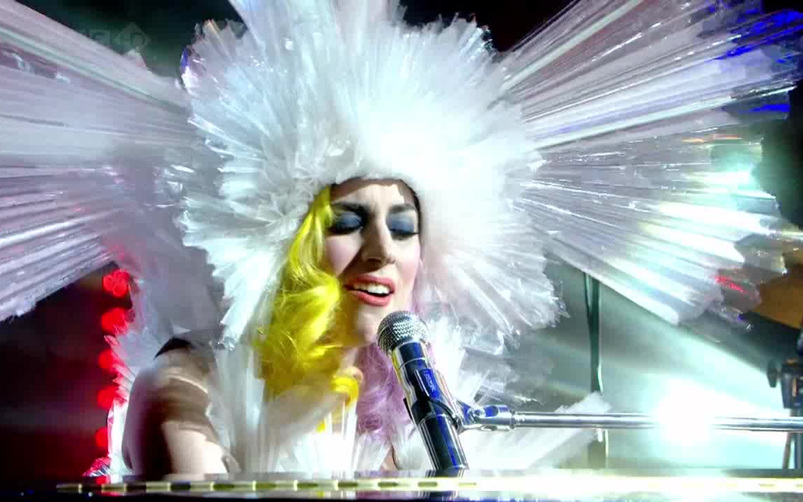 [图]Lady Gaga - Brown Eyes ( Live on Friday Night with Jonathan Ross)