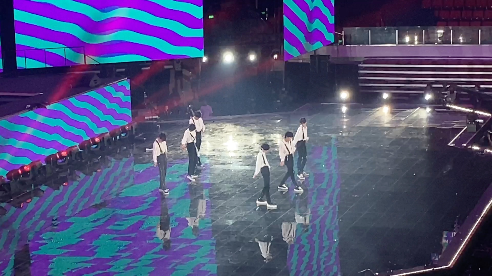 tf家族三代演唱会—call me baby和期待