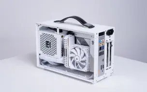 Video herunterladen: 【迷你ITX】闪鳞 S300 8.1L，移动随行，说走就走！