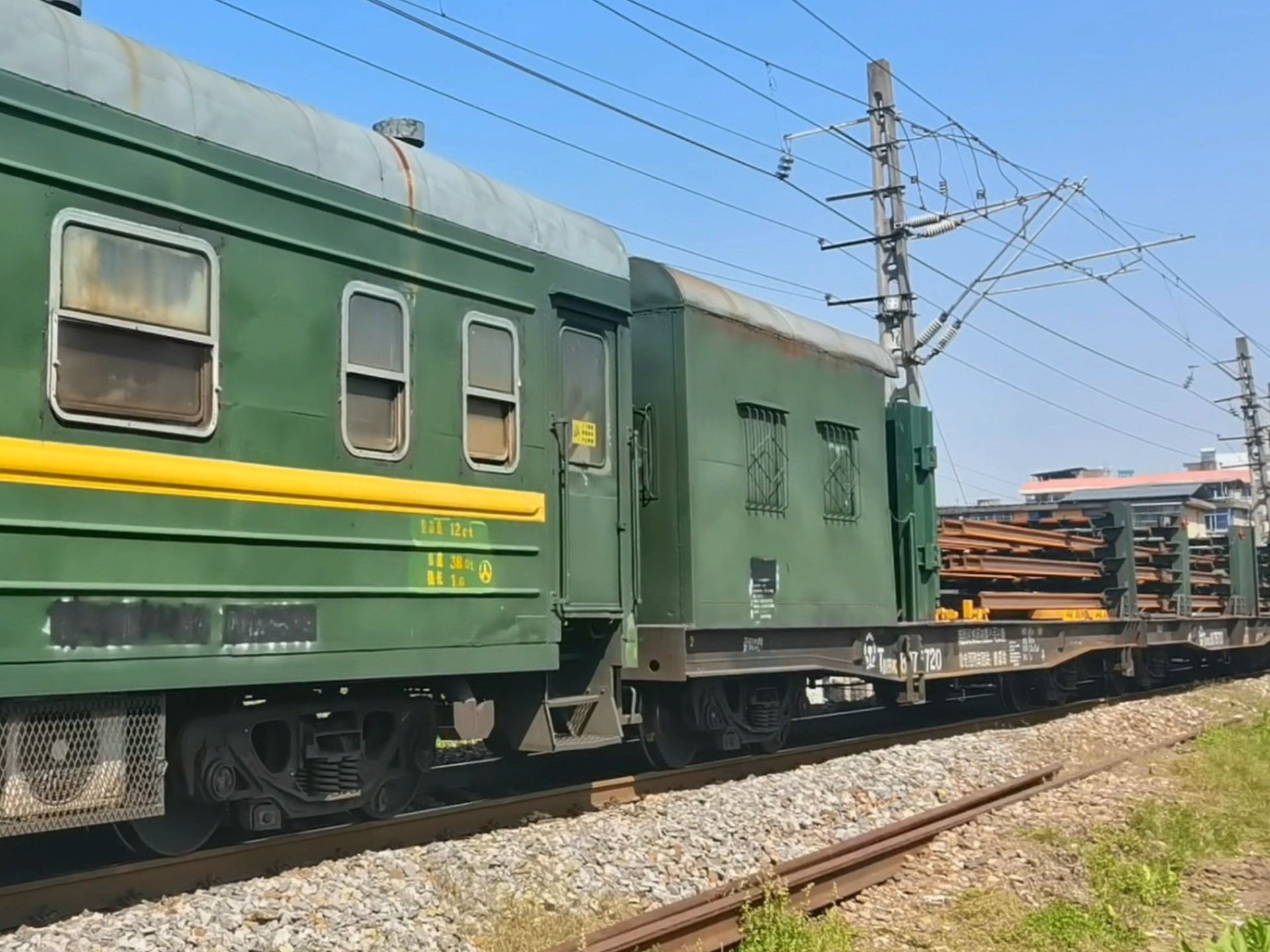 长钢轨专用列车t11bk df4b爬不动的坡,ss4g前来支援 永安站下行出站