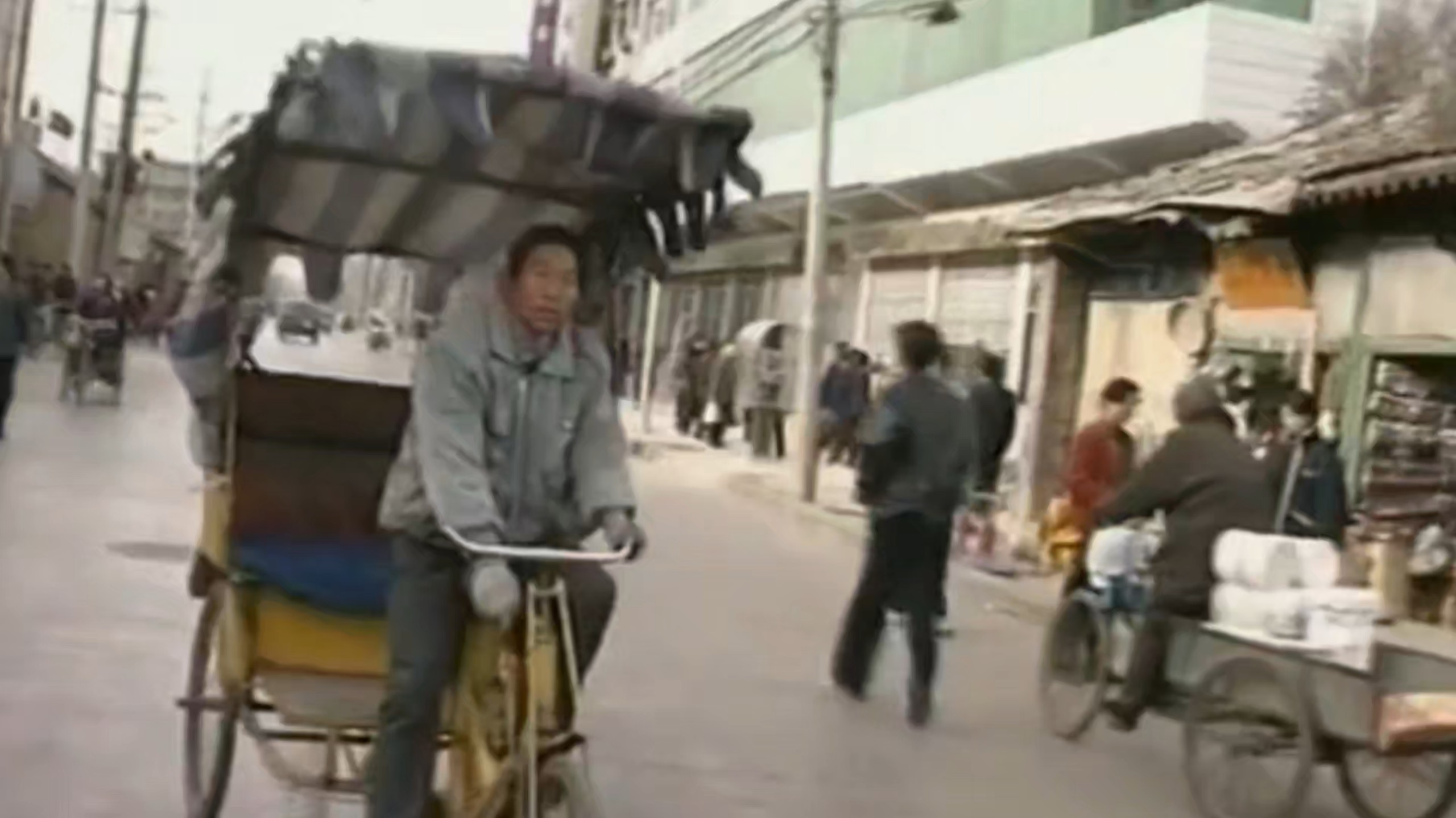1999年街头实拍,那时候没有低头族