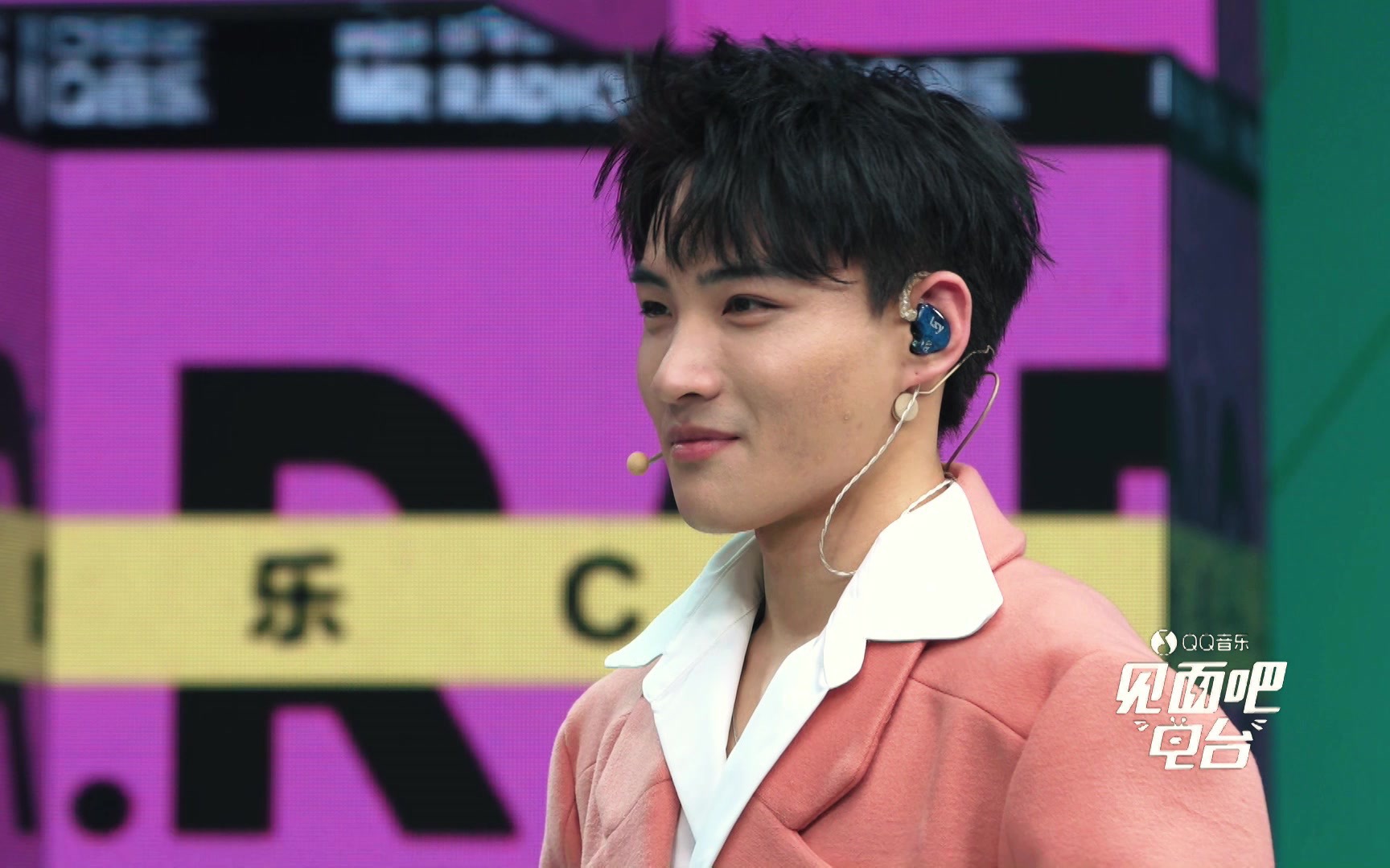 【李鑫一】完成刘人语留下的任务,现场和小草莓鬼脸pk搞怪调皮,快快来