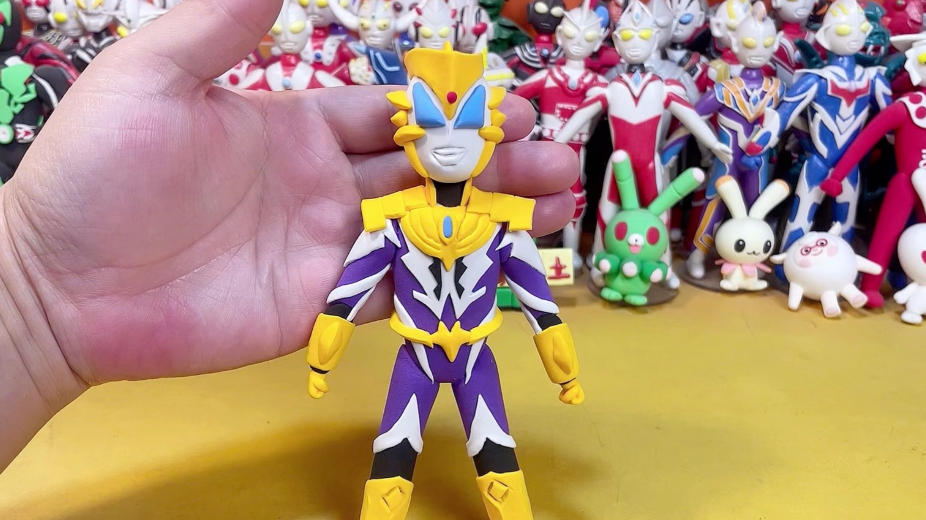 用粘土捏大孝子捷德奥特曼尊皇形态