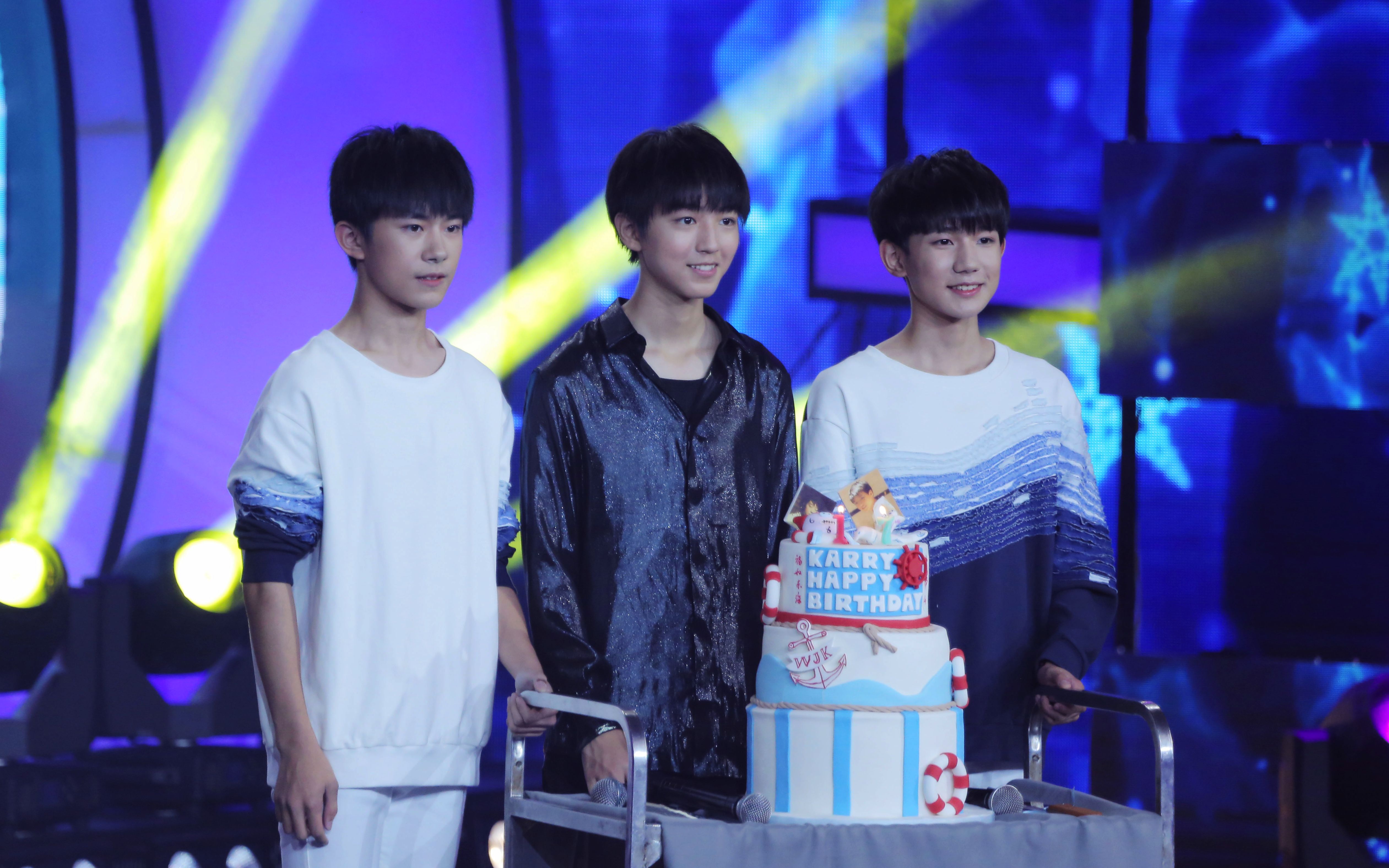 tfboys160921王俊凯生日会三人祝福