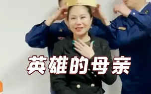 Descargar video: 消防员牺牲七年后 英雄母亲被一群年轻人簇拥着过生日