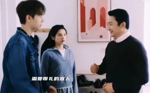 Download Video: 李峋以前也是不用换鞋的客人，但现在他是和公主一起穿着拖鞋的主人。公主住进了李峋买的城堡里。