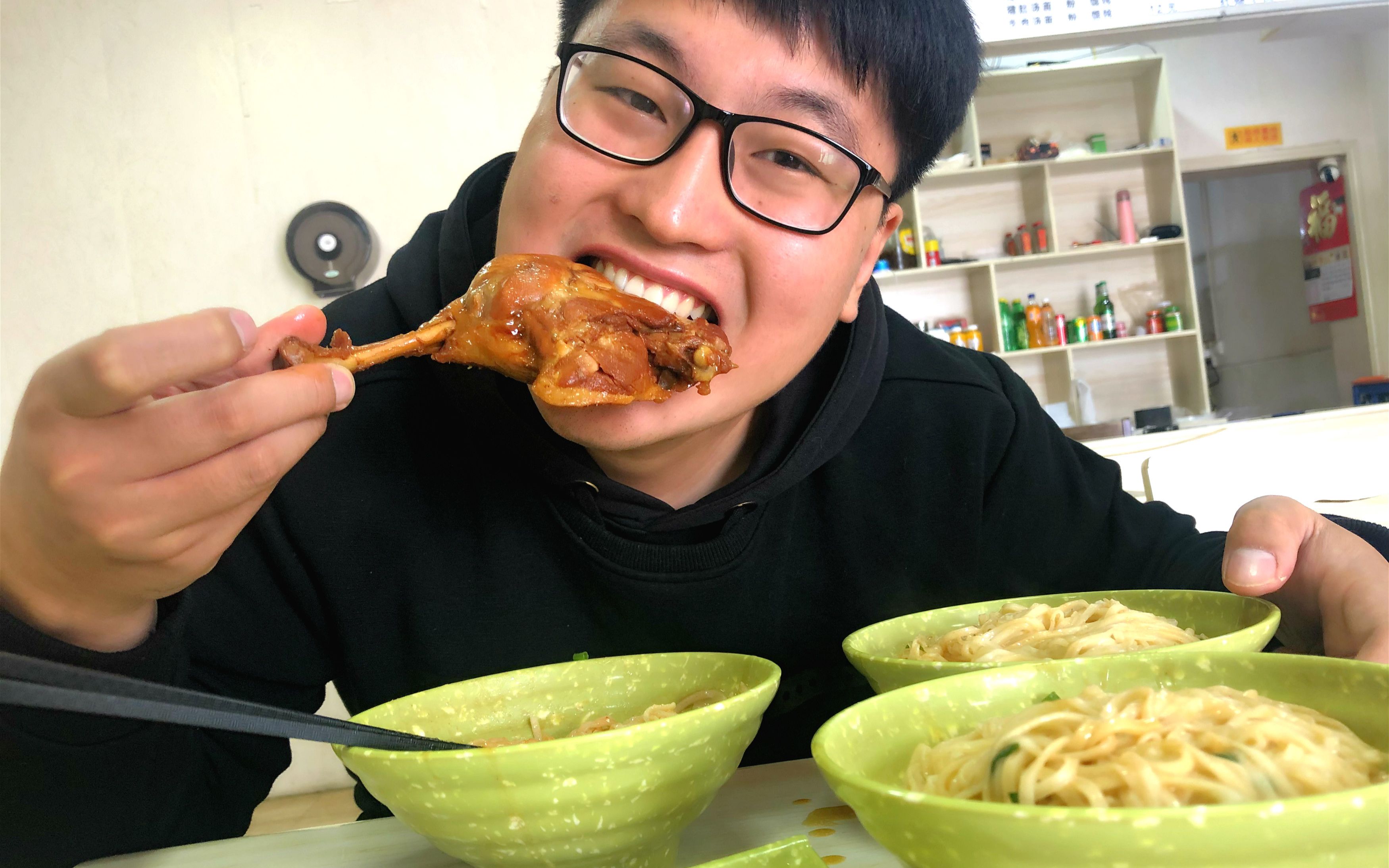 大军面试完工作,连吃3碗拌面,再啃一个鸭腿,太香了