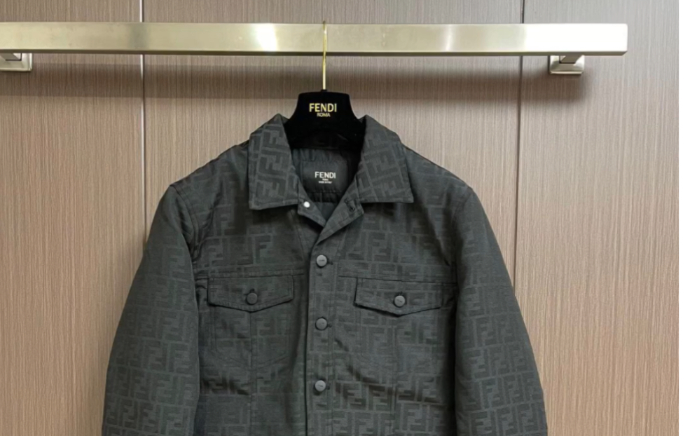 说一下高仿fendi芬迪秋冬新款牛仔老花羽绒服