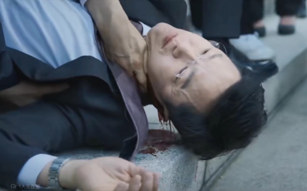 正装帅哥被杀《39》西装眼睛男被刺杀倒地血流不止.