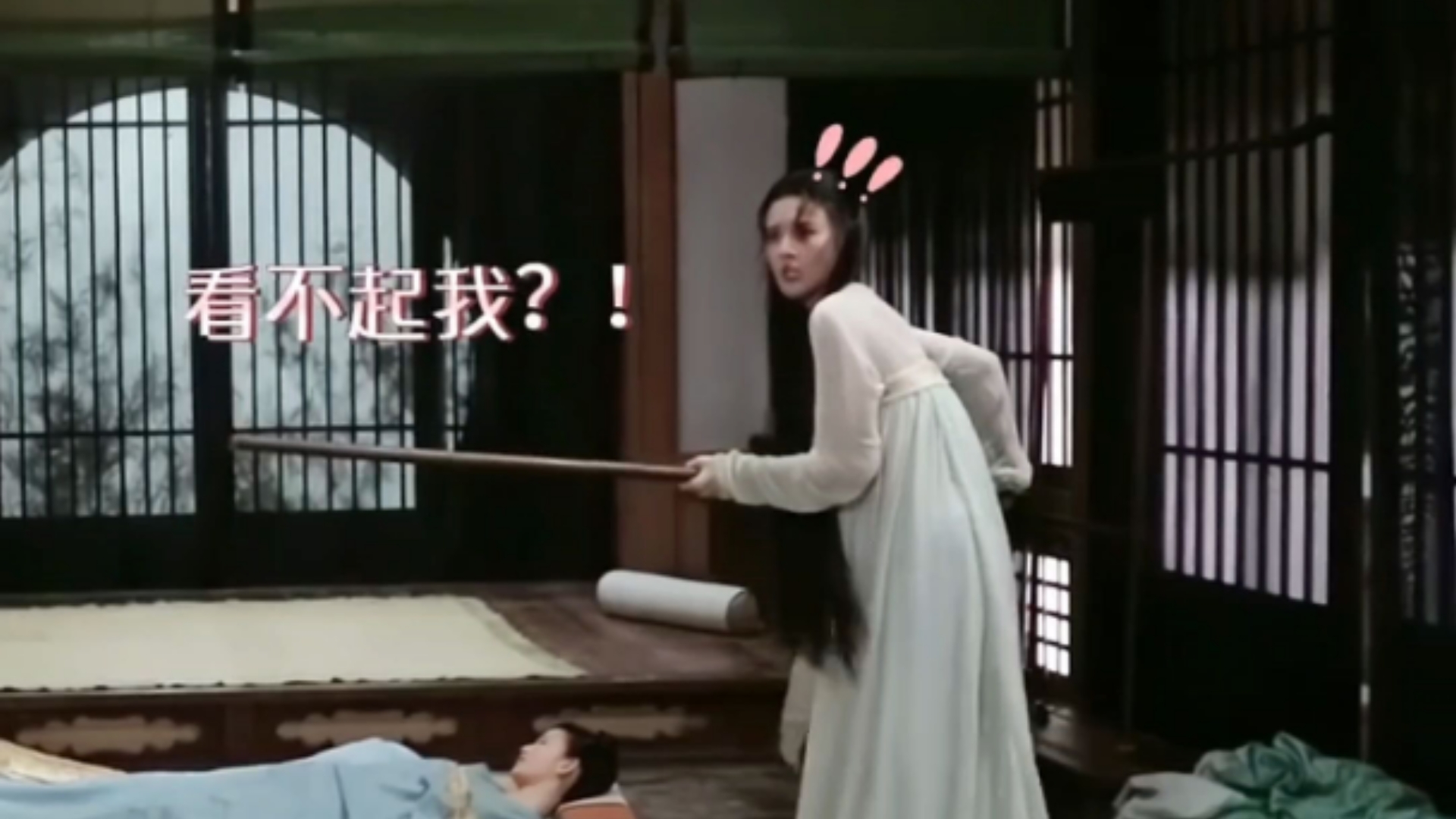 被宋祖儿可爱到的工作人员们   祖儿一脸懵  怎么都笑起来了🤣