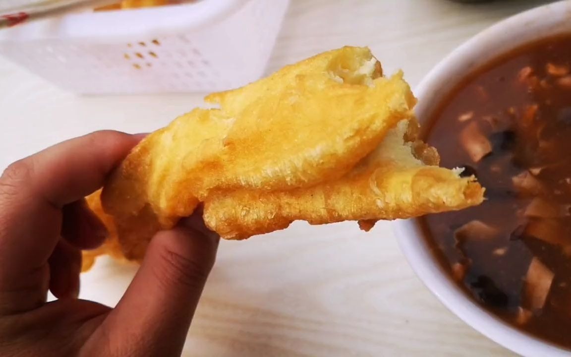 3人游玩至洛阳市宜阳县,吃了3碗胡辣汤5根油条,花了12元