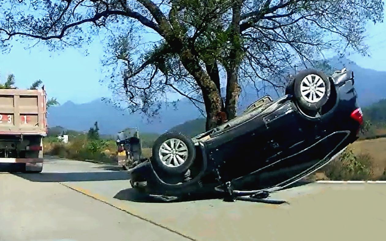 交通事故合集路口随意占道行驶下一秒上演极品飞车