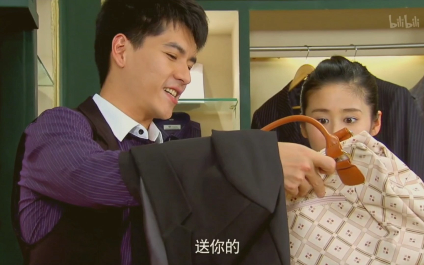 霸总文学之爱她就给她买包-小菊的秋天第25集cut