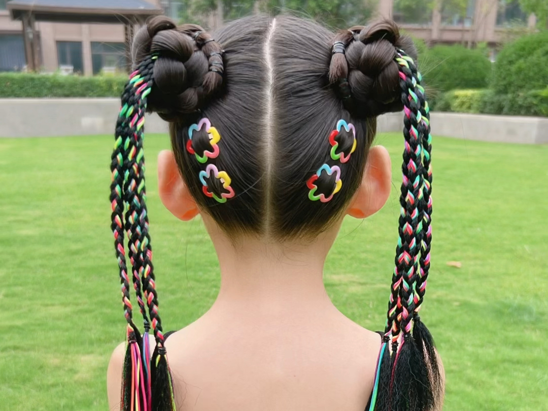 敲可爱的彩绳双马尾,这个假期出游发型就选他了