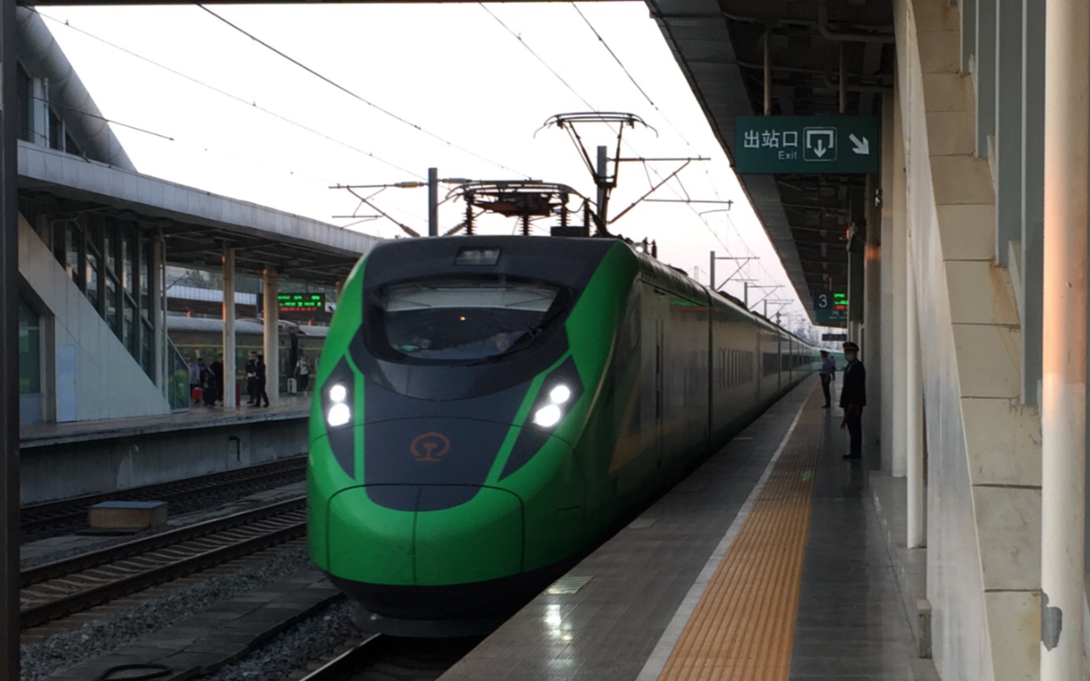 【中国铁路】d746次(厦门北-北京西)进菏泽站3站台_哔哩哔哩 (゜-゜)