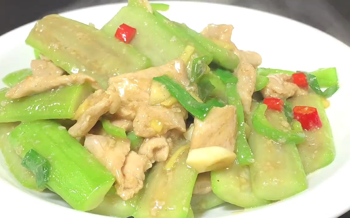 丝瓜炒肉片很多人第一步就错了,怪不得发黄还岀水,总厨来教你