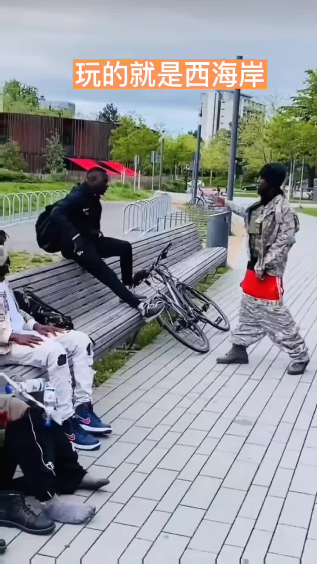 哥们儿玩的就是西海岸气质这一块拿捏死死的