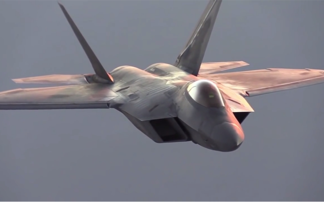 美军f22战斗机夜间起飞加油训练近距离拍摄