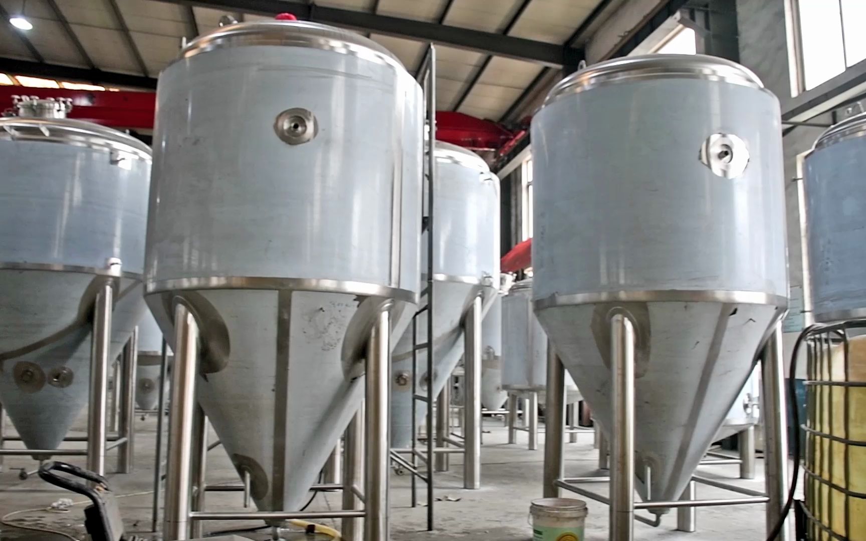 尊皇精酿啤酒设备生产线实拍工厂啤酒设备发酵罐