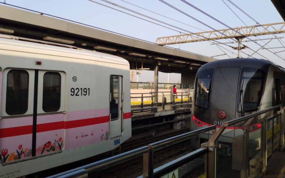 上海地铁一号线呼兰路站:前辈与后辈之两列车出站——钢二(01083)(往