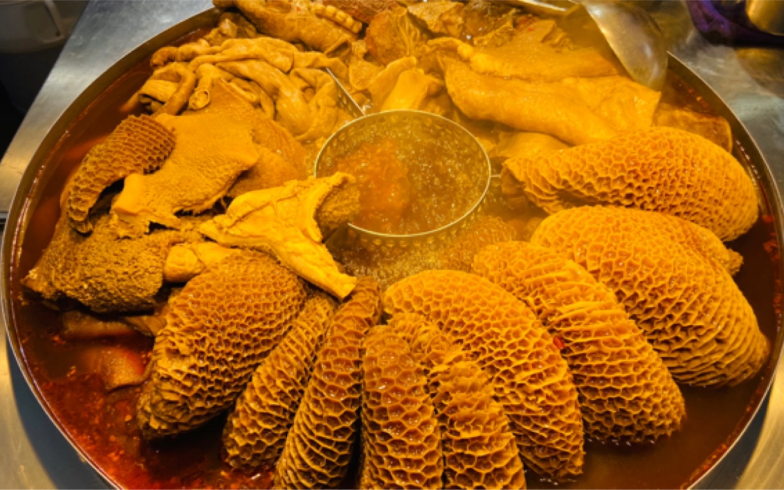 广西一家夜市牛杂摊,最低15元一份,操作透明又解馋,吃着真香啊