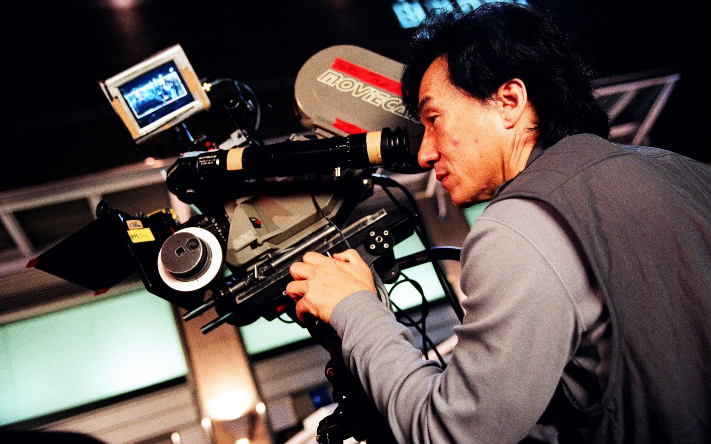 成龙大哥宝刀未老,拍摄惊险跳楼戏现场揭秘,幕后摄影师也够牛的