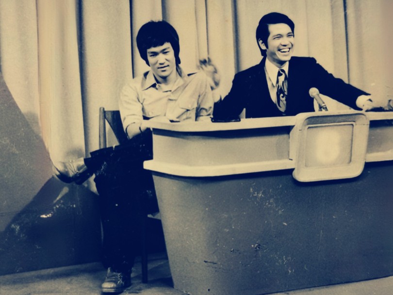 1973年6月15日,李小龙以应邀嘉宾身份参加香港无綫电视TVB由何守信(何B)主持的竞猜游戏节目《七十二行》.哔哩哔哩bilibili