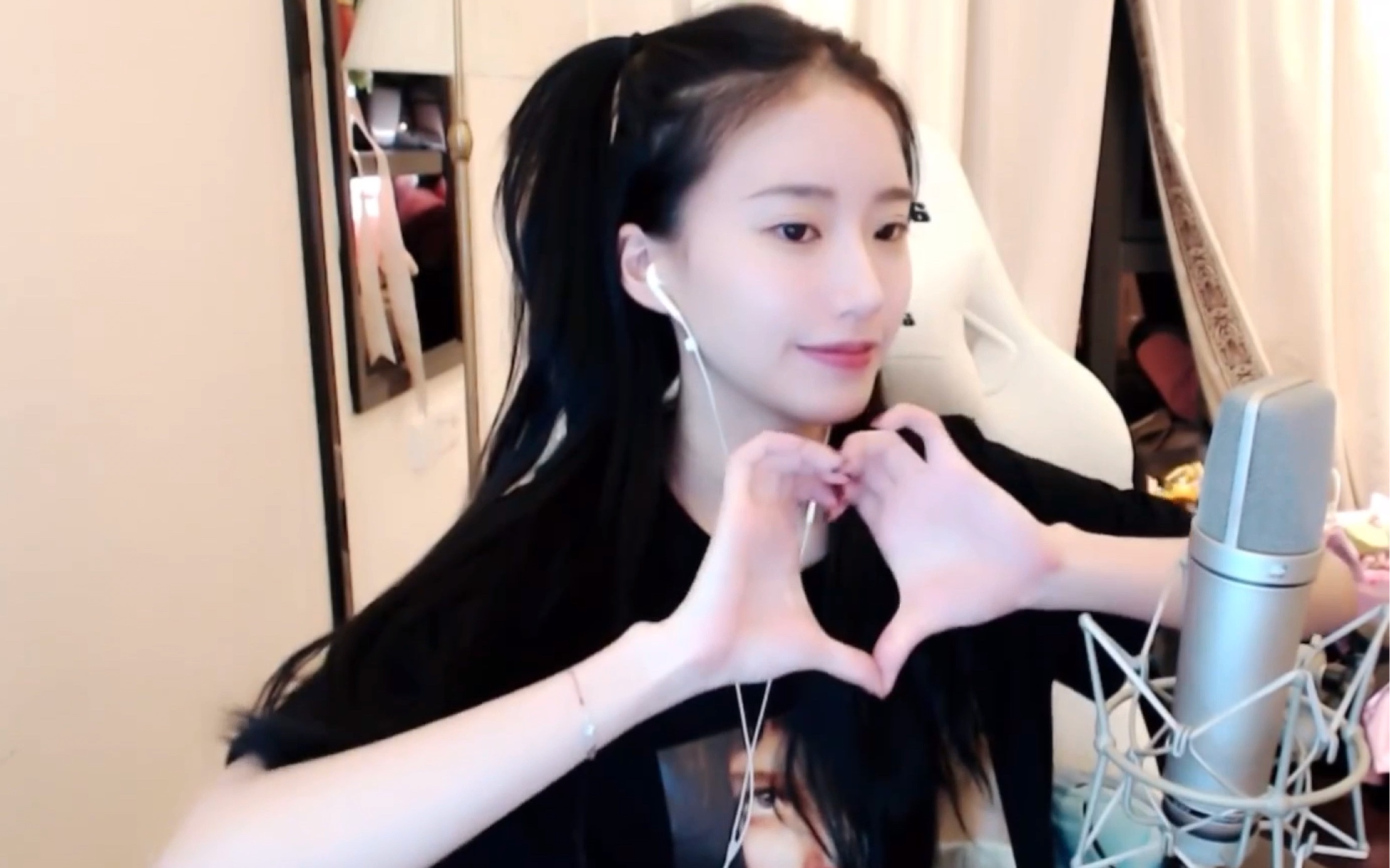 【小苏菲】靓主播莫名脚痒疑脚气 点老歌粉丝考古被发现