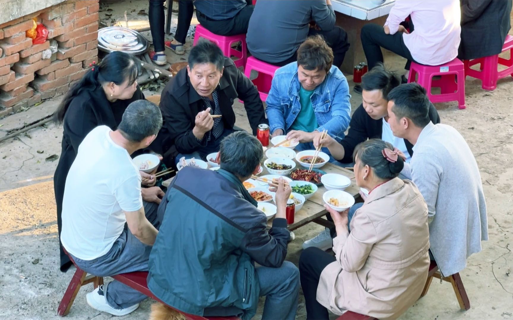 云南农村请客吃饭,亲戚朋友欢聚一堂,热热闹闹过大年