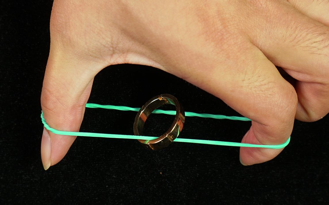 纯手法魔术,橡皮筋隔空穿透戒指!慢动作教学真简单