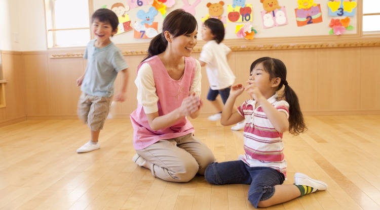 看日本如何鼓励生育,明年幼儿园全免费,低收入家庭早教还有补贴哔哩哔哩bilibili