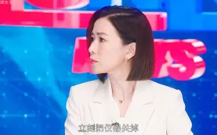 Download Video: 女主播被对手关掉提词器，不料下一秒高能播报震撼全场。