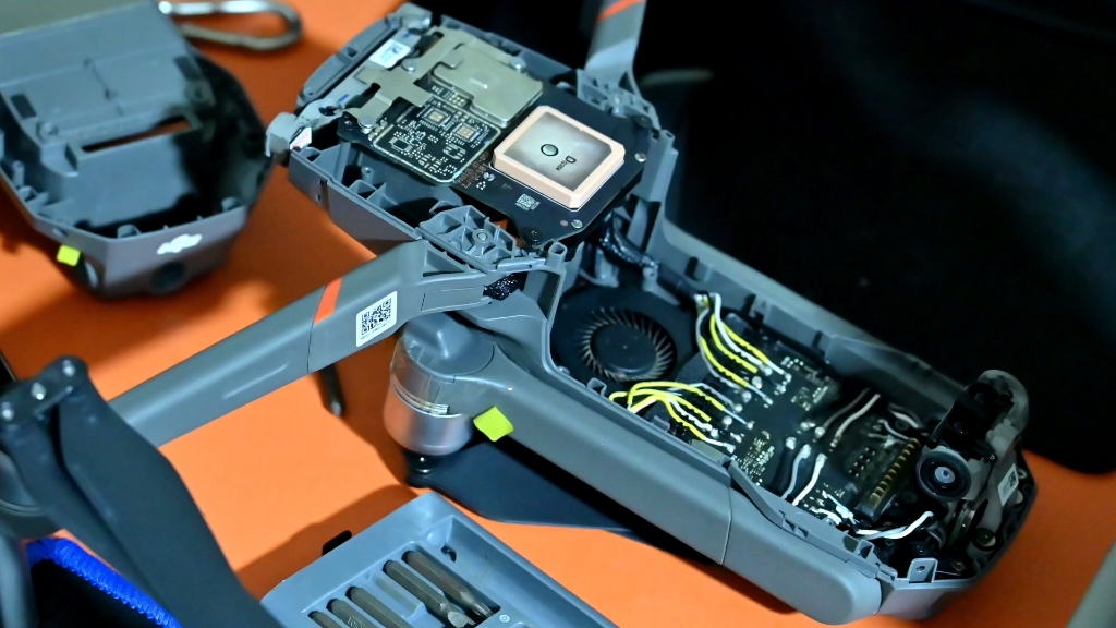 维修大疆无人机第二步,拆出故障的电调板#大疆无人机 #无人机维修