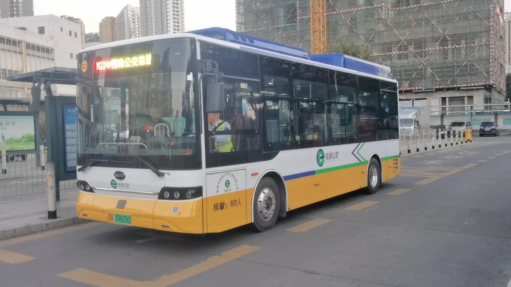 深圳东部公交m224路比亚迪b8出站
