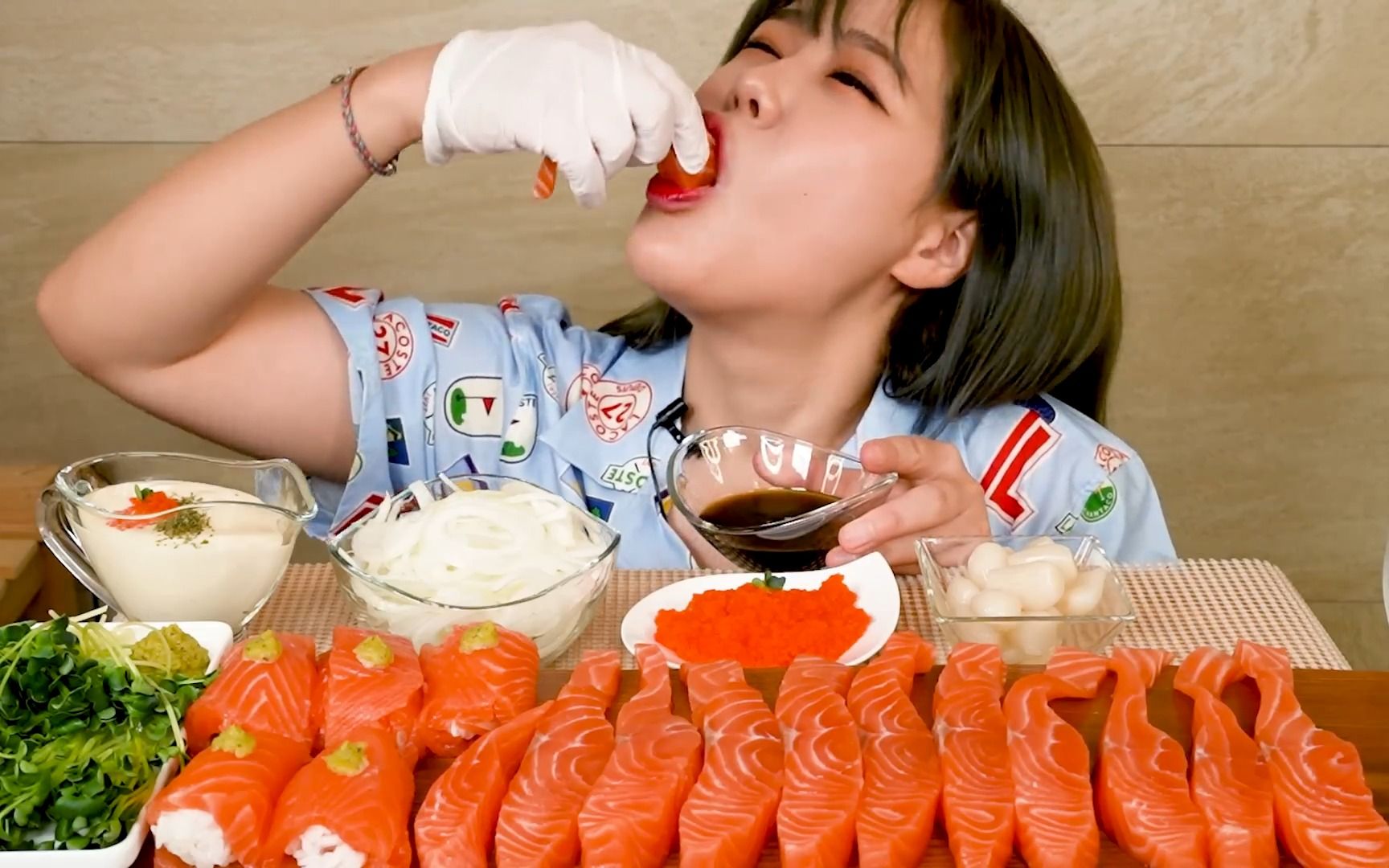 [asmr吃播]不看会后悔的1公斤三文鱼咀嚼音