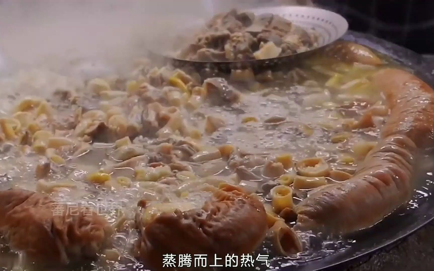 藏在巷子里的祖传牛杂汤,对当地人来说,一天的活力从牛杂汤开始哔哩哔哩bilibili