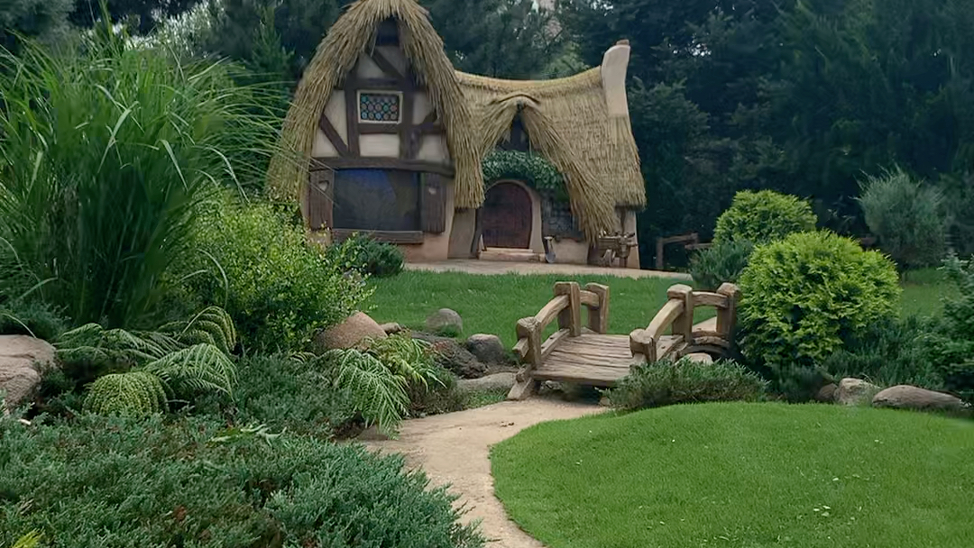 【上海迪士尼】小矮人矿山车到站前小矮人木屋