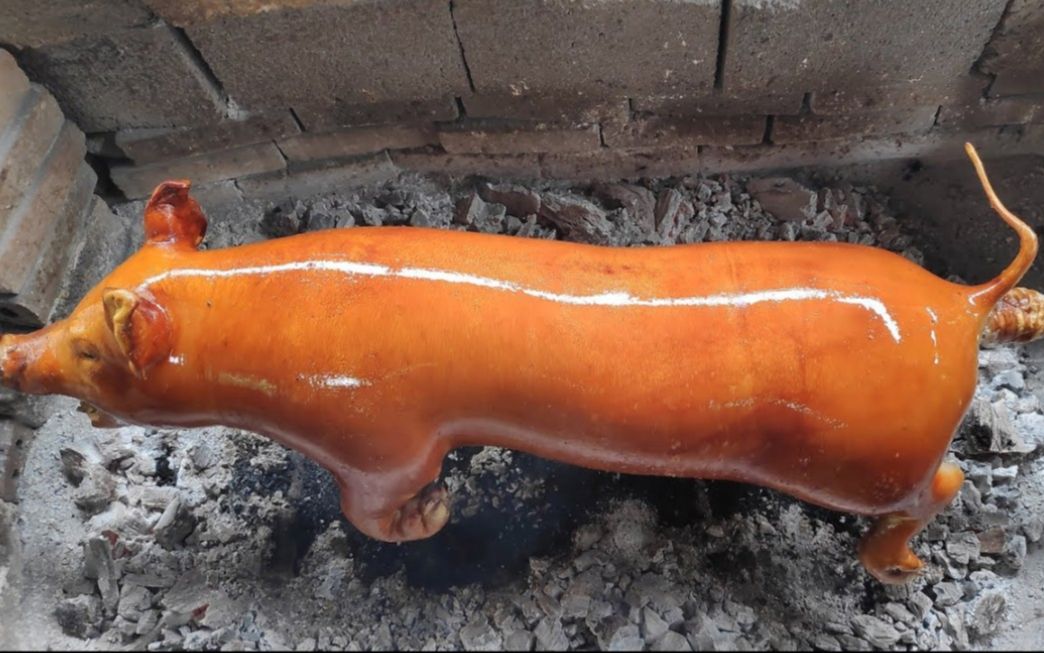 秘酱烤全猪,切开外焦里嫩直冒油,隔着屏幕都香!