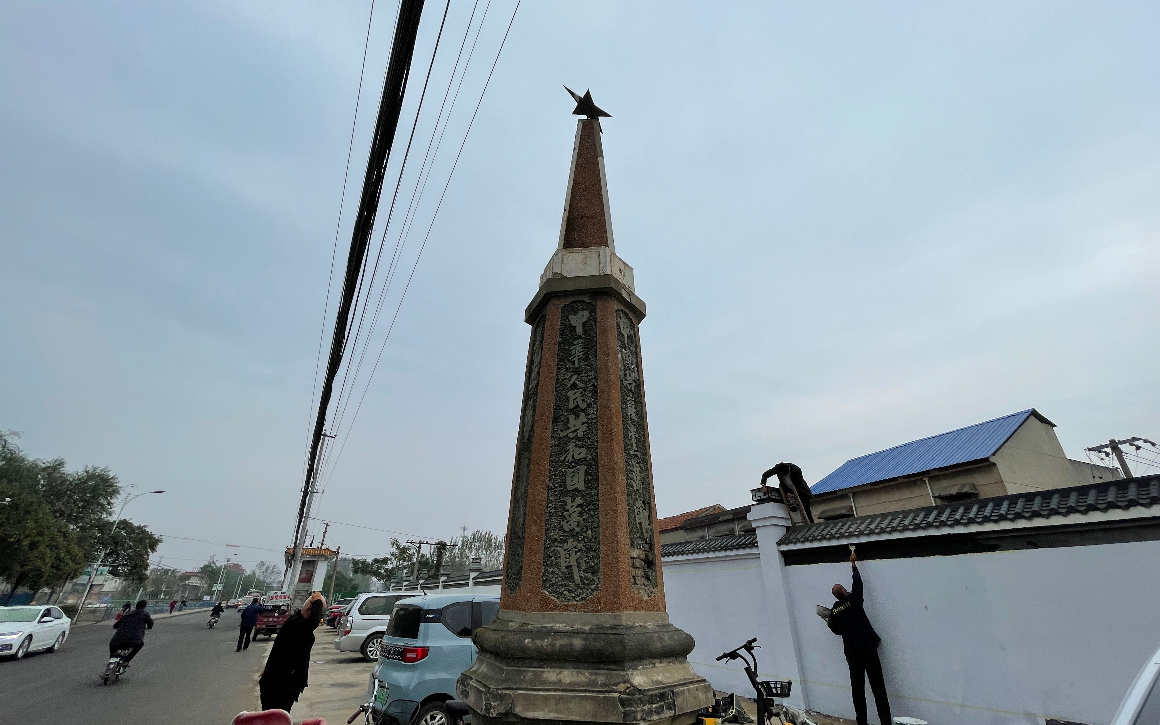 [图]实拍63年前扶沟贾鲁河边立的纪念塔，挺立的红色建筑是时代的丰碑