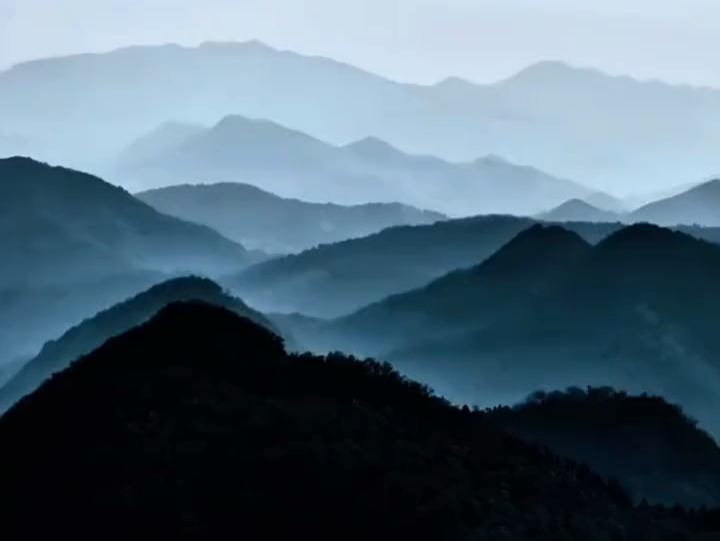 摄影师航拍记录下安徽铜陵龙潭肖村青山连绵的壮美画面.镜头下,山峦蜿蜒起伏,层层叠叠,在薄雾的笼罩下若隐若现,美若一幅水墨丹青画 #最美人间四...