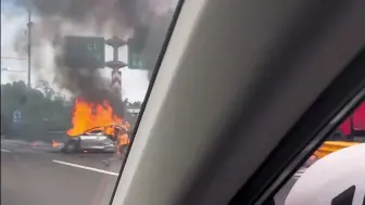 Скачать видео: 这事故太惨了，比亚迪秦高速遇到追尾并且起火，可能是小车在路口变道造成的事故