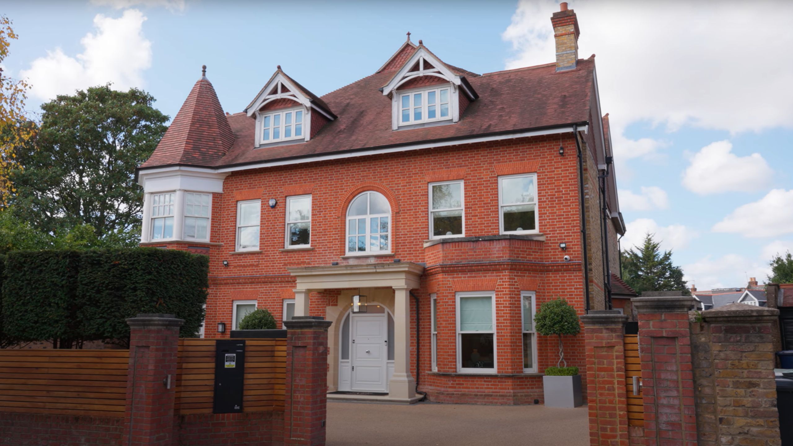 英国伦敦1275万英镑豪宅别墅,带室内泳池spa和游戏室