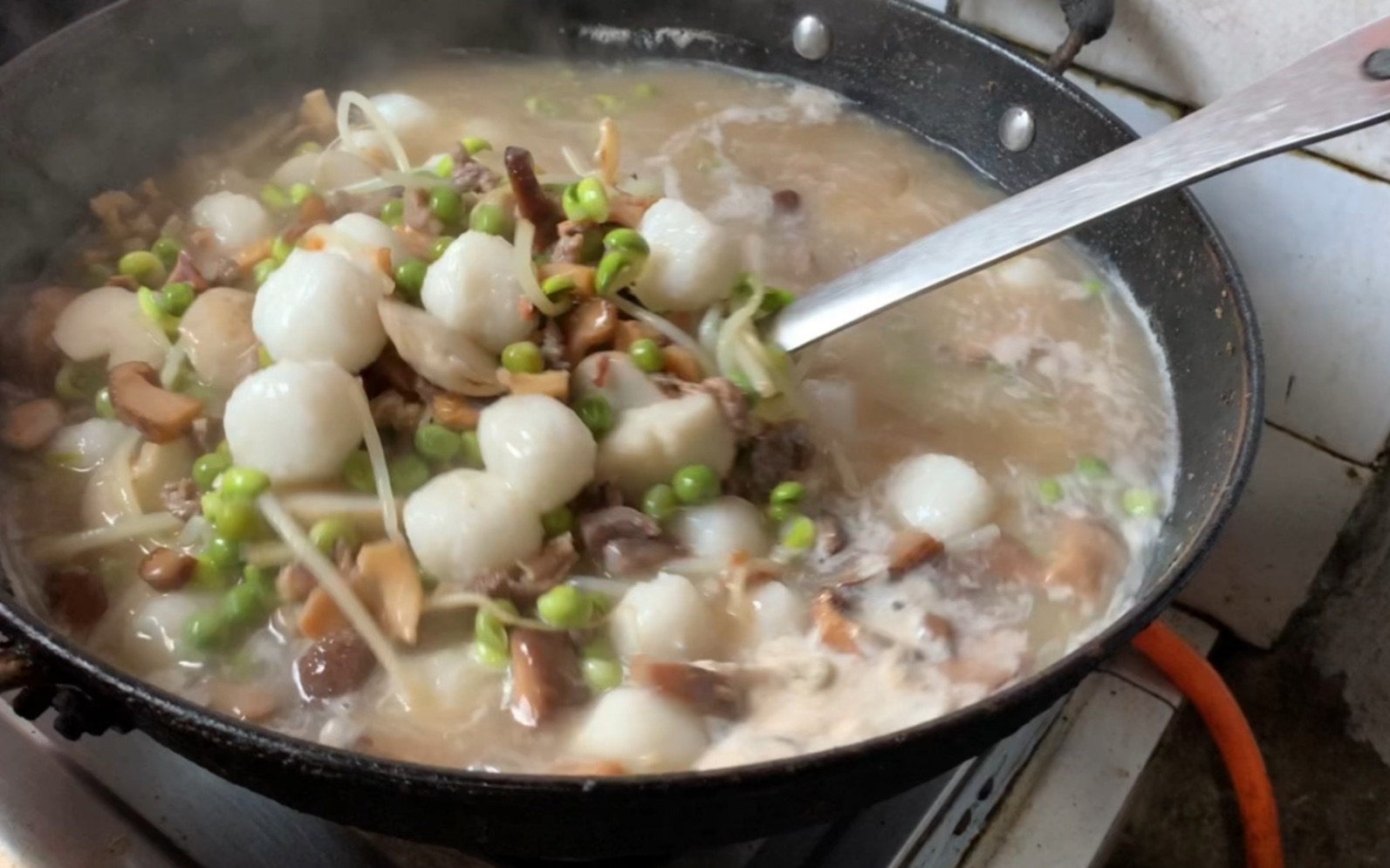 外婆和妈妈一起搓圆子,制作江西的美食饭麸果哔哩哔哩bilibili