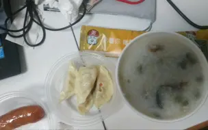 Video herunterladen: 【美食】我的美食记录#116 | 皮蛋瘦肉粥+烤肠+蒸饺+榨菜