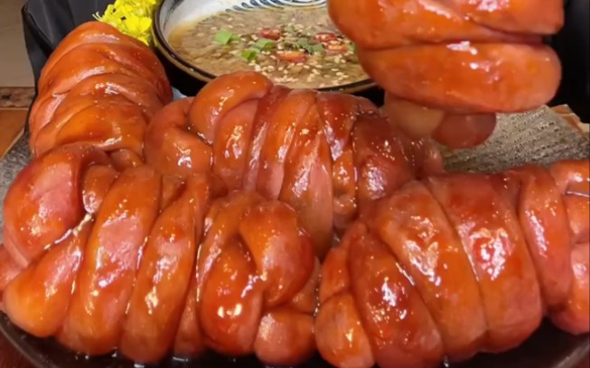 【香辣猪捆肠】满嘴流油,搭配蒜泥小料汁,香迷糊了