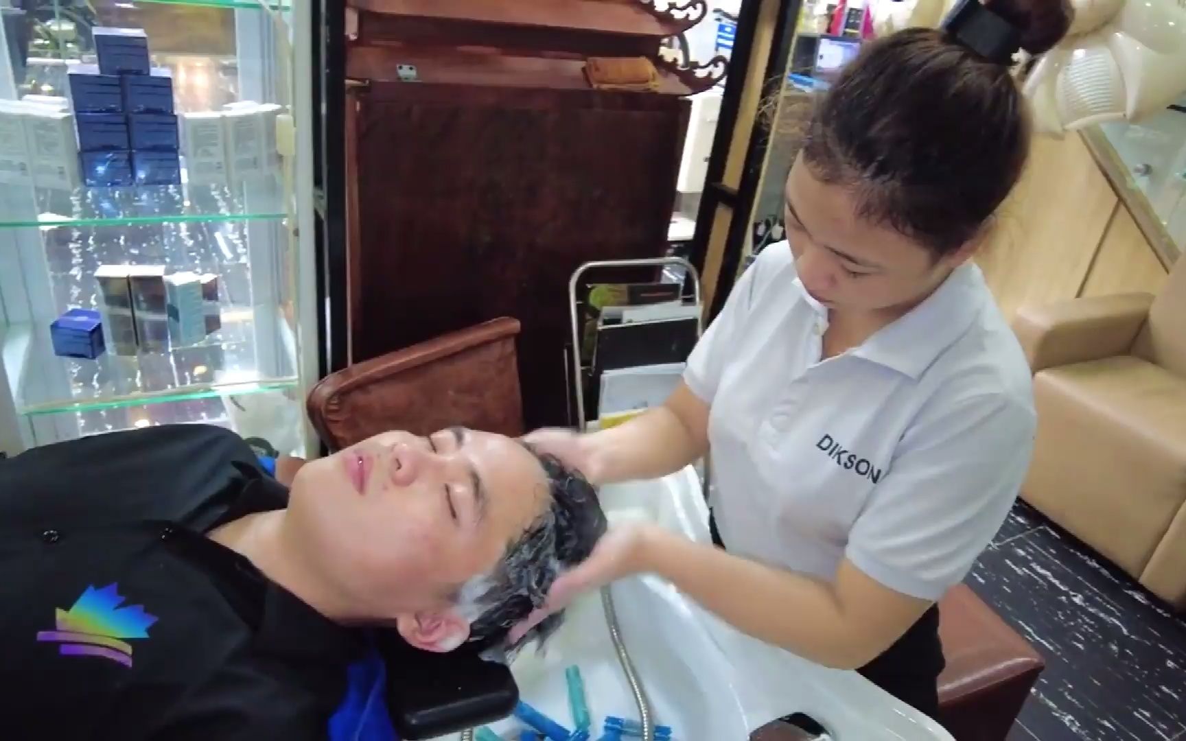 越南的洗头服务特别受欢迎,周末几乎爆满